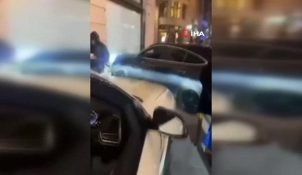 L&uuml;ks otomobil yayaların arasına daldı: Sosyal medya &uuml;nl&uuml;s&uuml; ağır yaralandı