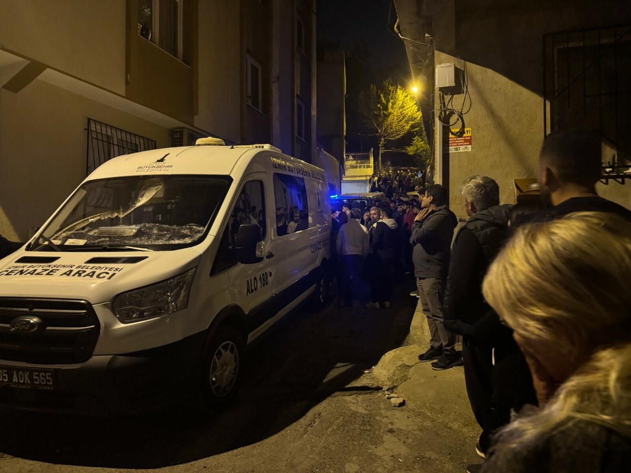 İzmir'de eşinin tabancayla boğazından vurduğu kadın, öldü.