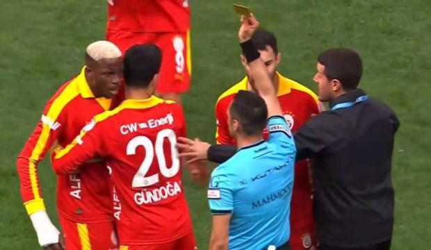 Osimhen'den hakeme g&ouml;r&uuml;lmemiş tepki! Takım arkadaşları araya girdi