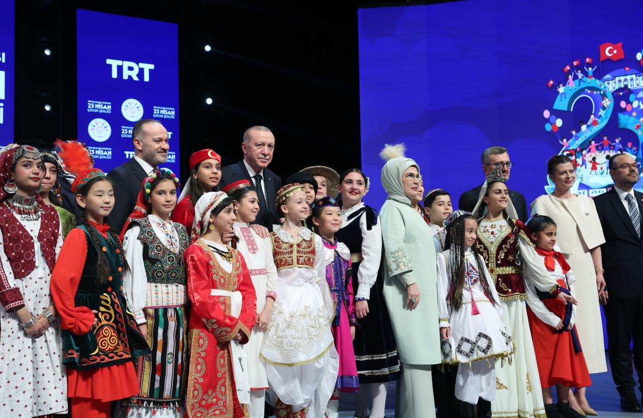 Cumhurbaşkanı Recep Tayyip Erdoğan, 23 Nisan Ulusal Egemenlik ve Çocuk Bayramı dolayısıyla Beştepe Millet Kongre ve Kültür Merkezi'nde düzenlenen TRT 48. Uluslararası 23 Nisan Çocuk Şenliği Gala Programı'na katıldı.