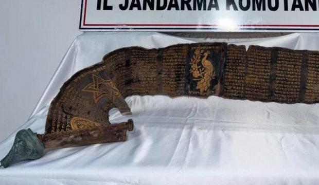 Piton derisine İbranice altın yazmalı kitap ele ge&ccedil;irildi