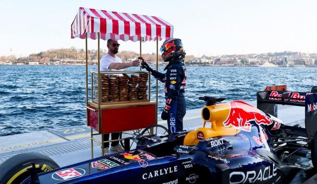 Red Bull Racing aracı 5 yıl sonra T&uuml;rkiye'ye geldi! Boğazı turlayıp simit aldı