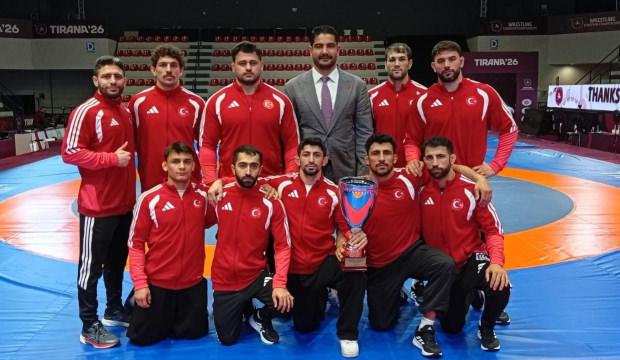 Şampiyon g&uuml;reş&ccedil;imiz Rıza Kayaalp ve Grekoromen Milli Takımı yurda d&ouml;nd&uuml;