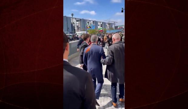 Rıza Pehlevi Berlin'de protestolarla karşılandı: &Uuml;zerine kırmızı sıvı atıldı!