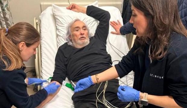 Sahnede fenalaşan M&uuml;jdat Gezen hastaneye kaldırıldı