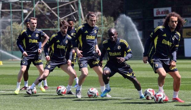 Samandıra'da b&uuml;y&uuml;k temizlik! Fenerbah&ccedil;e'de 'ayrılacaklar listesi' sızdı: 15 isim yolcu