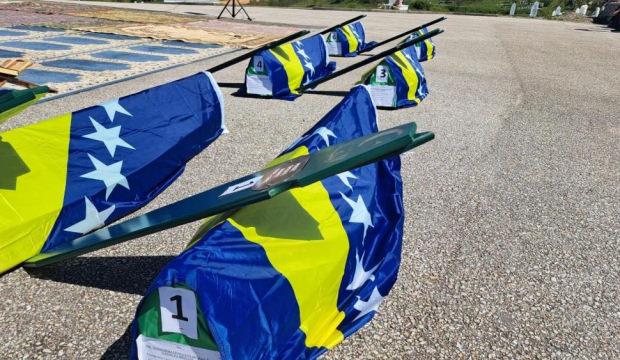 Savaşta bedenleri par&ccedil;alanan 6 Boşnak 30 yıl sonra toprağa verildi