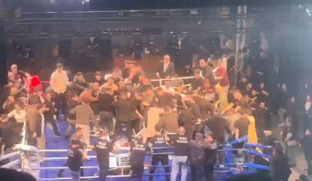 Sonunda bu da oldu! Boks ma&ccedil;ında izleyiciler ringde sporcuları d&ouml;vd&uuml;