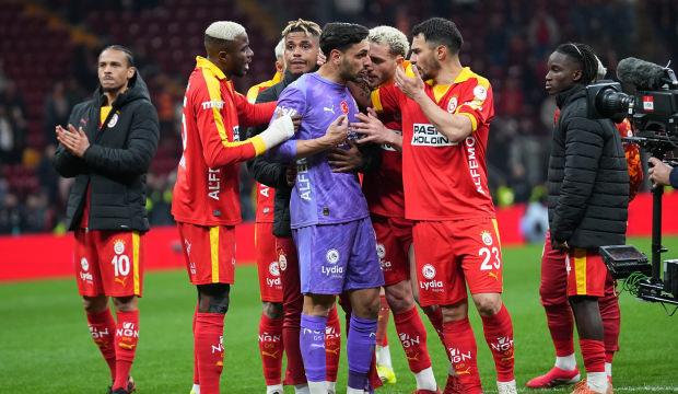 Taraftarlar &ouml;nce ıslıkladı! Ma&ccedil;tan sonra destek verdiler