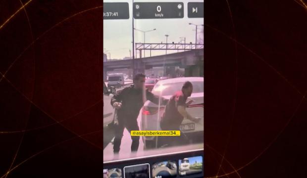 Trafikte tekme yumruk kavga ettiler, o anlar ara&ccedil; kamerasına yansıdı