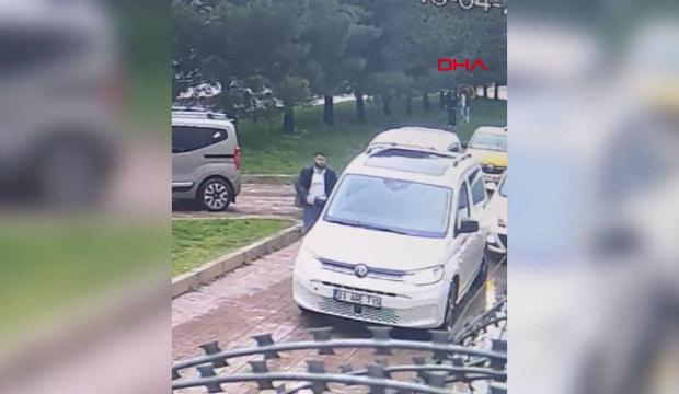 &Uuml;zerine su sı&ccedil;ratan s&uuml;r&uuml;c&uuml;n&uuml;n saldırısına uğradı; o anlar kamerada