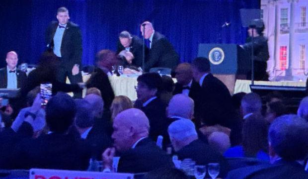 Washington'da Trump'ın yemeğinde silahlı saldırı! O anın g&ouml;r&uuml;nt&uuml;leri ortaya &ccedil;ıktı