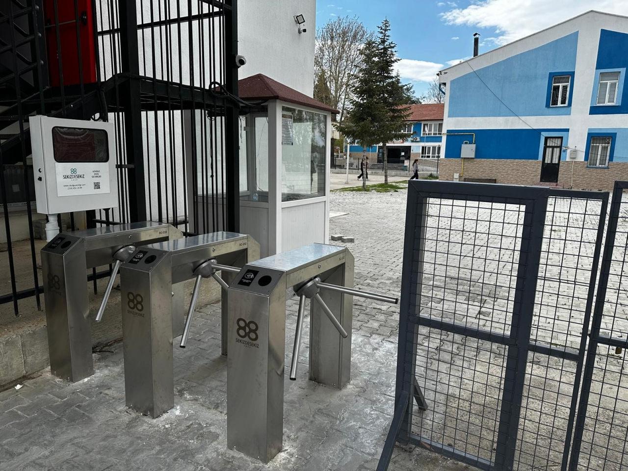 Okula turnikeyle giriş yapmayan öğrencilerin velilerine mesaj gönderiliyor. 