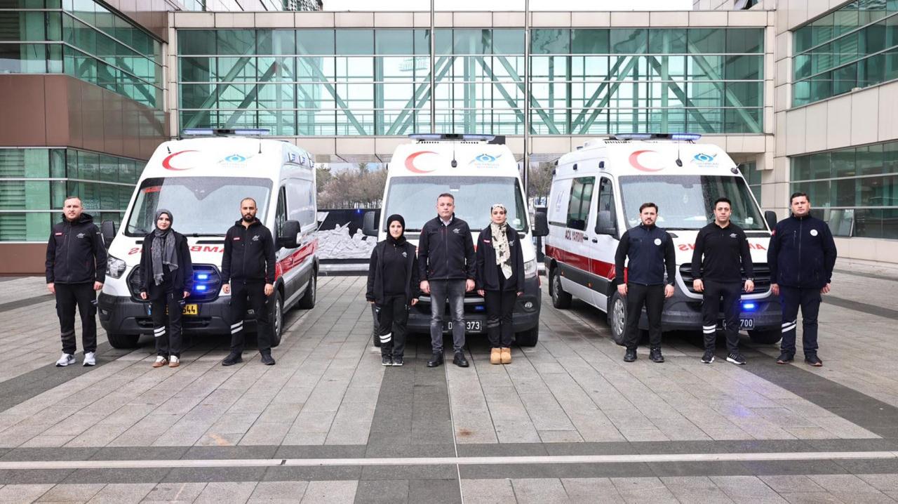 Sultangazi Belediyesi, yatağa bağımlı olan hastaların hastaneye ulaşabilmesi için ücretsiz nakil hizmeti sunuyor. 