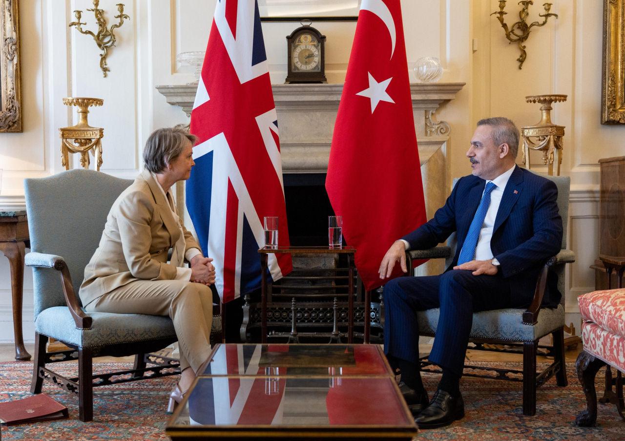 Dışişleri Bakanı Hakan Fidan, Birleşik Krallık Dışişleri, İngiliz Milletler Topluluğu ve Kalkınma Bakanı Yvette Cooper ile Londra’da bir araya geldi.