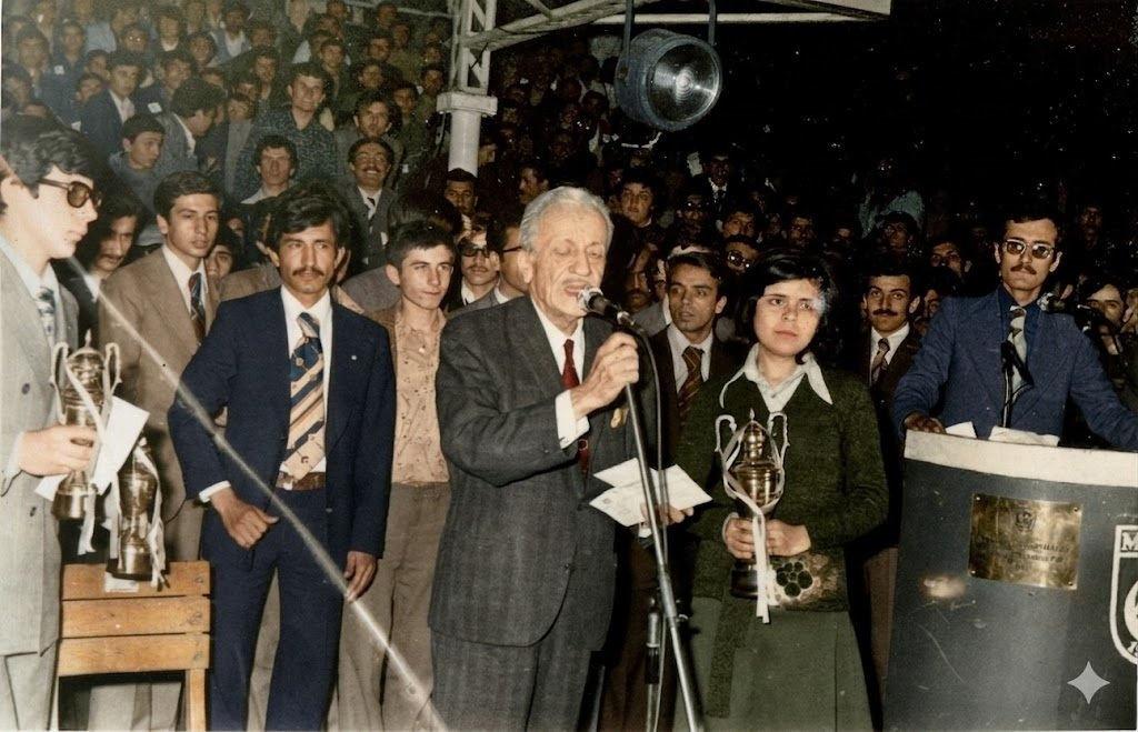 MTTB’nin fikri mimarlarından Necip Fazıl Kısakürek, konferansları ile gençliği yönlendiriyordu.
