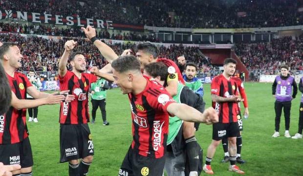 2-1'den turu &ccedil;eviren Eskişehirspor, galibiyeti &ccedil;iftetelliyle kutladı