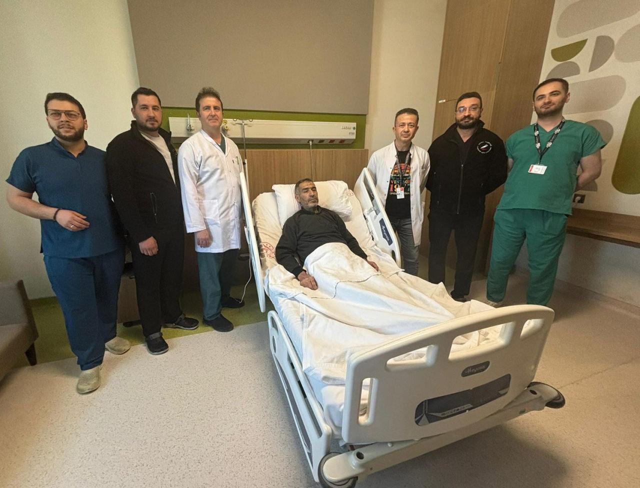 Mustafa Doğan (61) ve onu ameliyat eden sağlık personelleri. 
