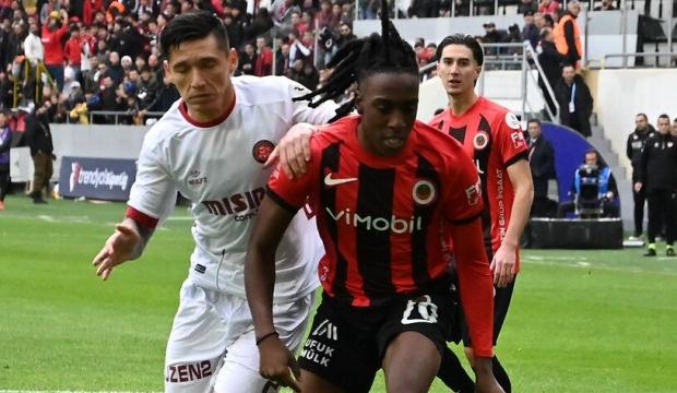 6 puan değerinde 3 ma&ccedil;... S&uuml;per Lig'de 4 ma&ccedil; sonunda 1 takım bug&uuml;n k&uuml;me d&uuml;şebilir