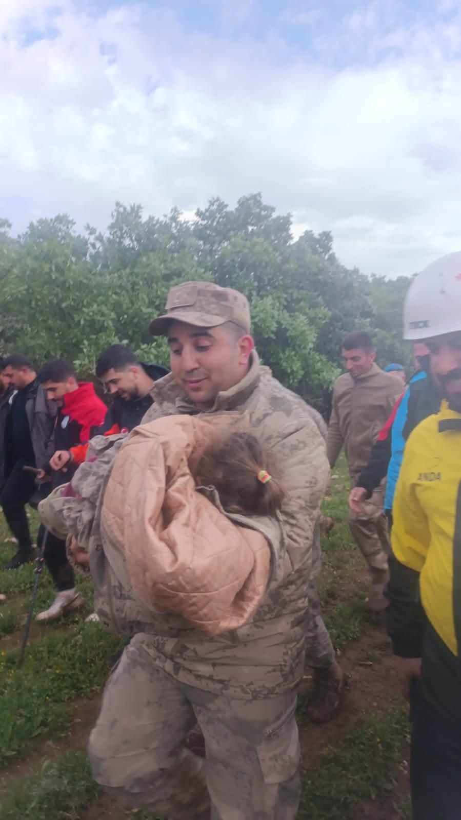 Batman'ın Gercüş ilçesine bağlı Bağlıca köyünde çoban babasının peşinden giderken kaybolan 2,5 yaşındaki Melike E., 12 saat sonra bitkin halde bulundu.
