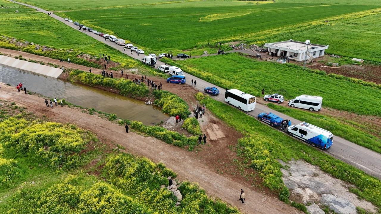 3 yaşındaki Yazgül Kaya'nın kayıp ihbarı sonrası bölgeye gelen ekipler. 