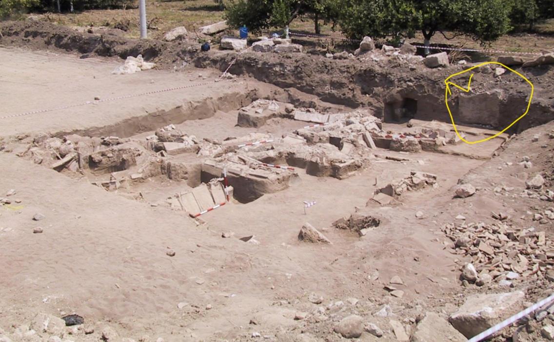 Villa yapılaması için izin verilen alan ve o bölgede çıkan tarihi eserler. 