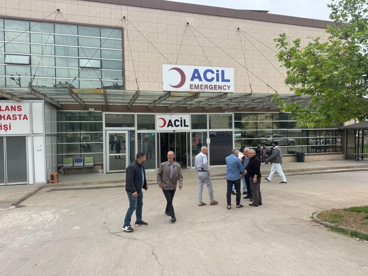 Yaralı adam ilk müdahalenin ardından hastaneye kaldırıldı. 