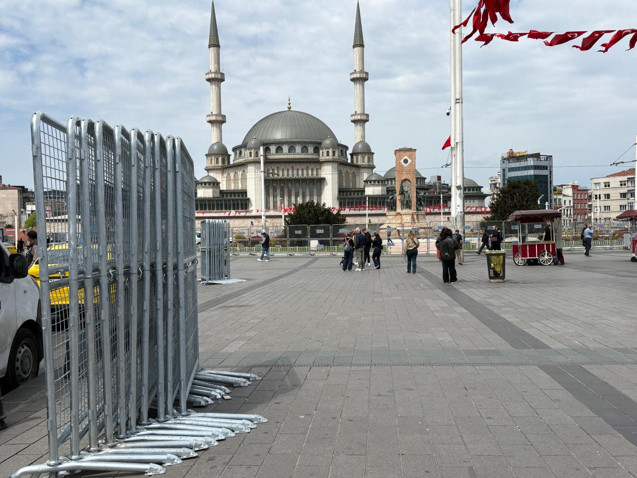 Gezi parkının çevresi bariyerlerle kapatıldı.