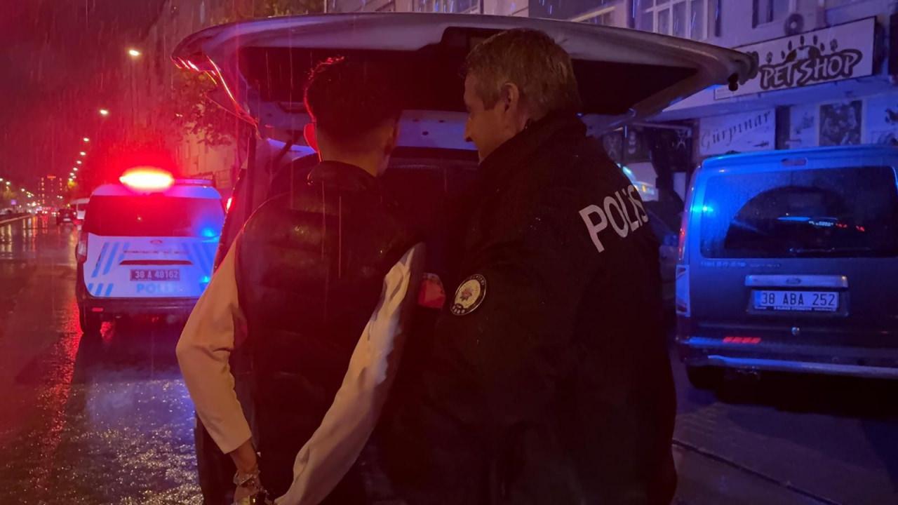  Sokak ortasında tüfekle dolaşan çocuk, kovalamaca sonucu yakalandı.