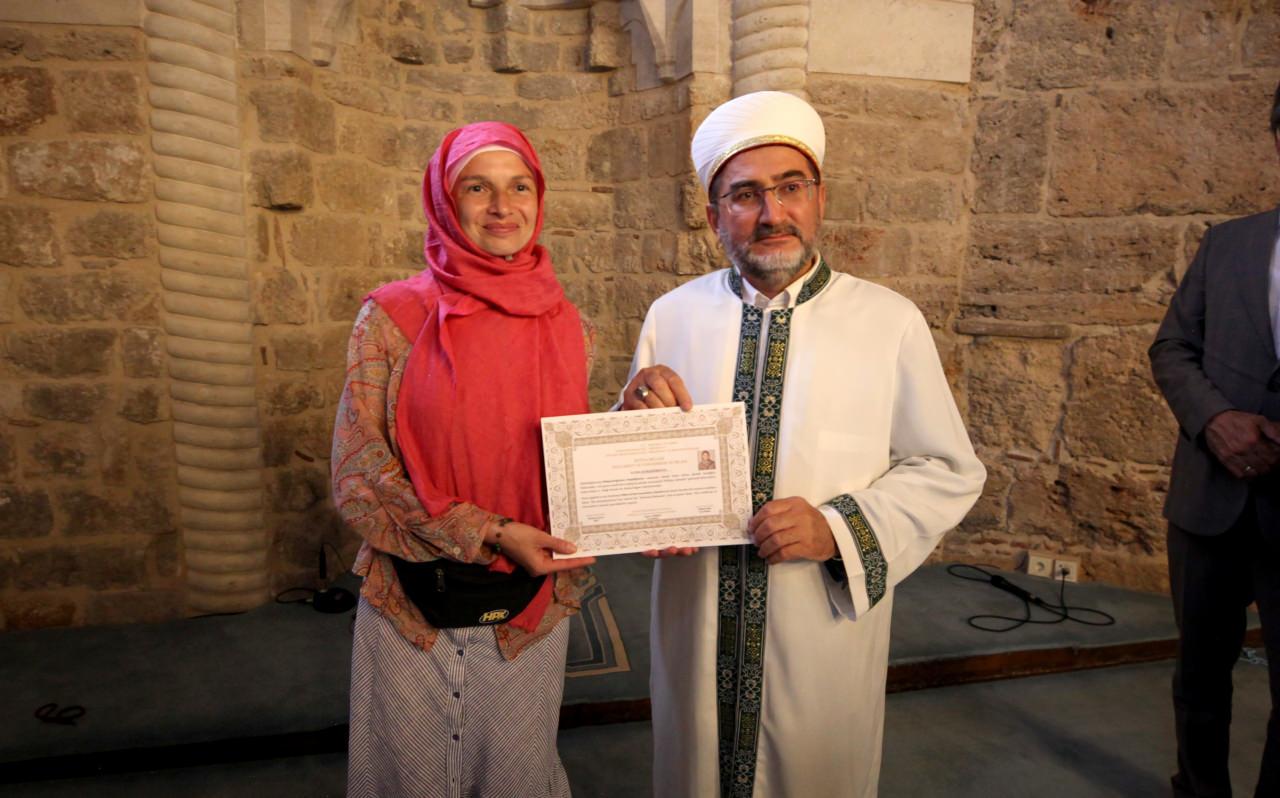 Merasimde Antalya Müftü Vekili Talat Özmet, Komanenkova'ya İslam'ın şartları ve iman esasları hakkında bilgi verdi.