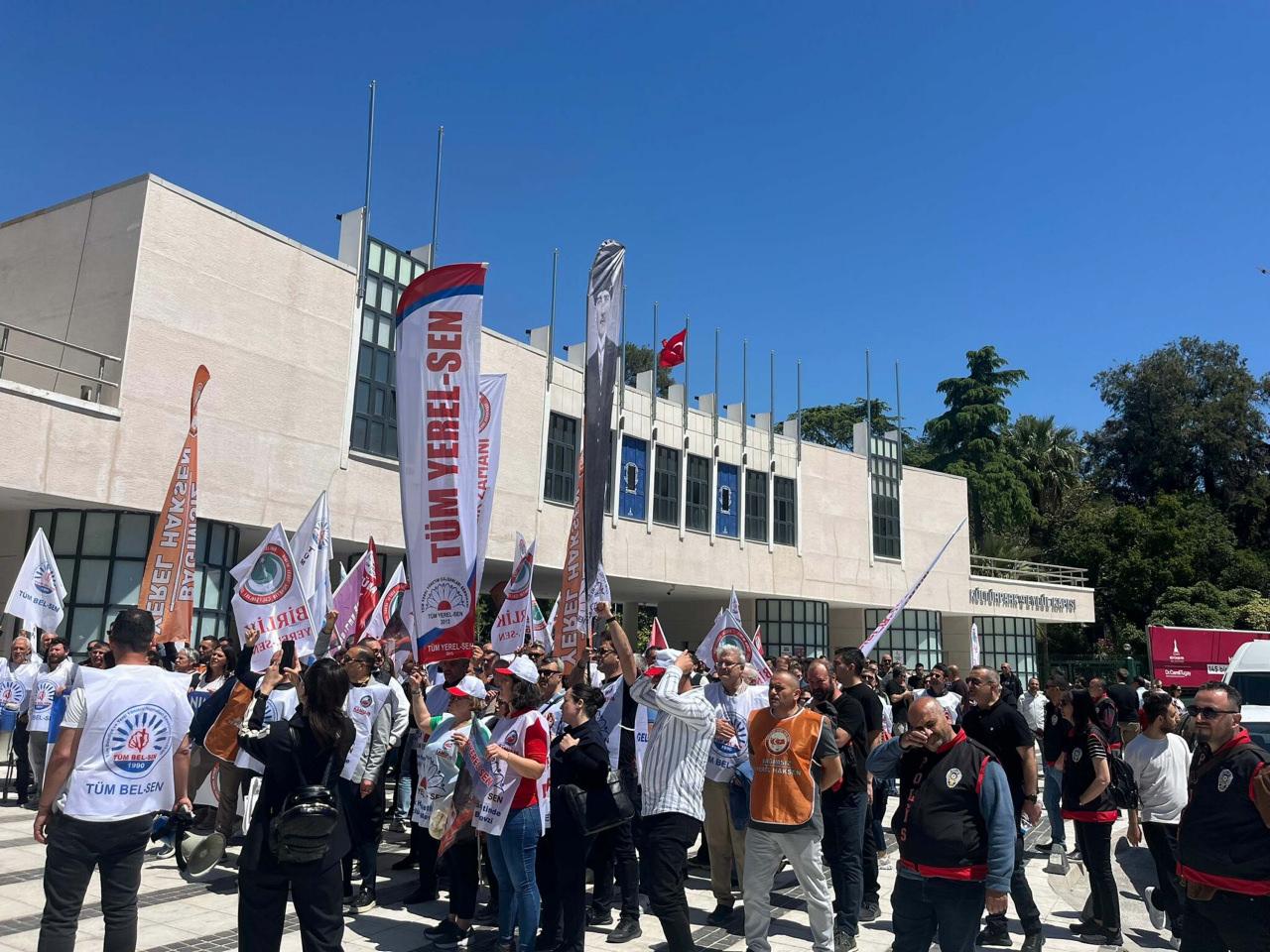 Memurlar, CHP il binasına yürüdü. 