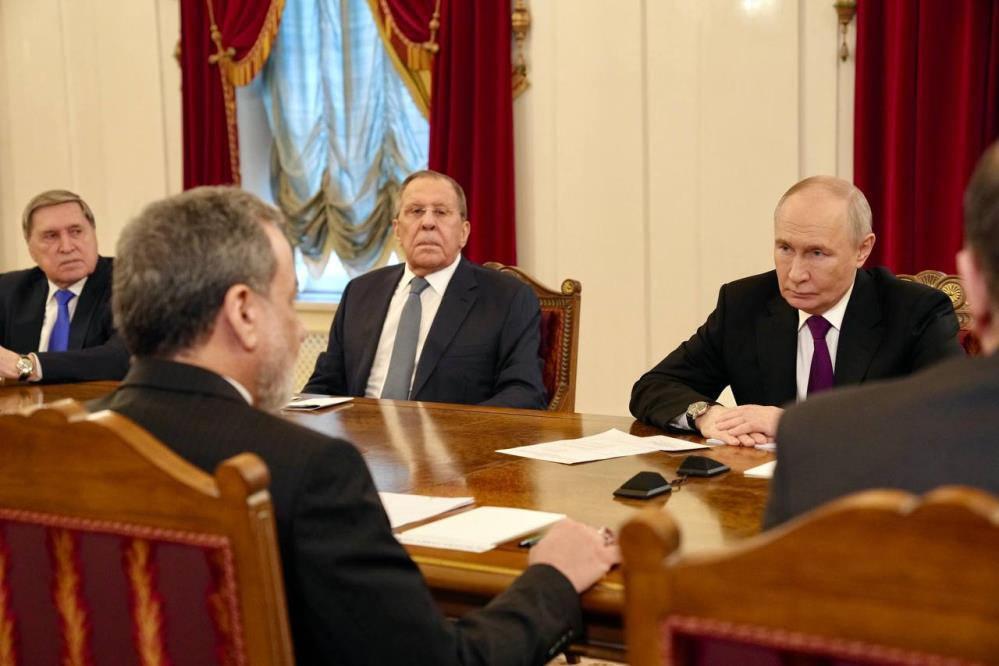 Abbas Arakçi, Rusya temasları kapsamında Vladimir Putin ile St. Petersburg'ta bir araya geldi.