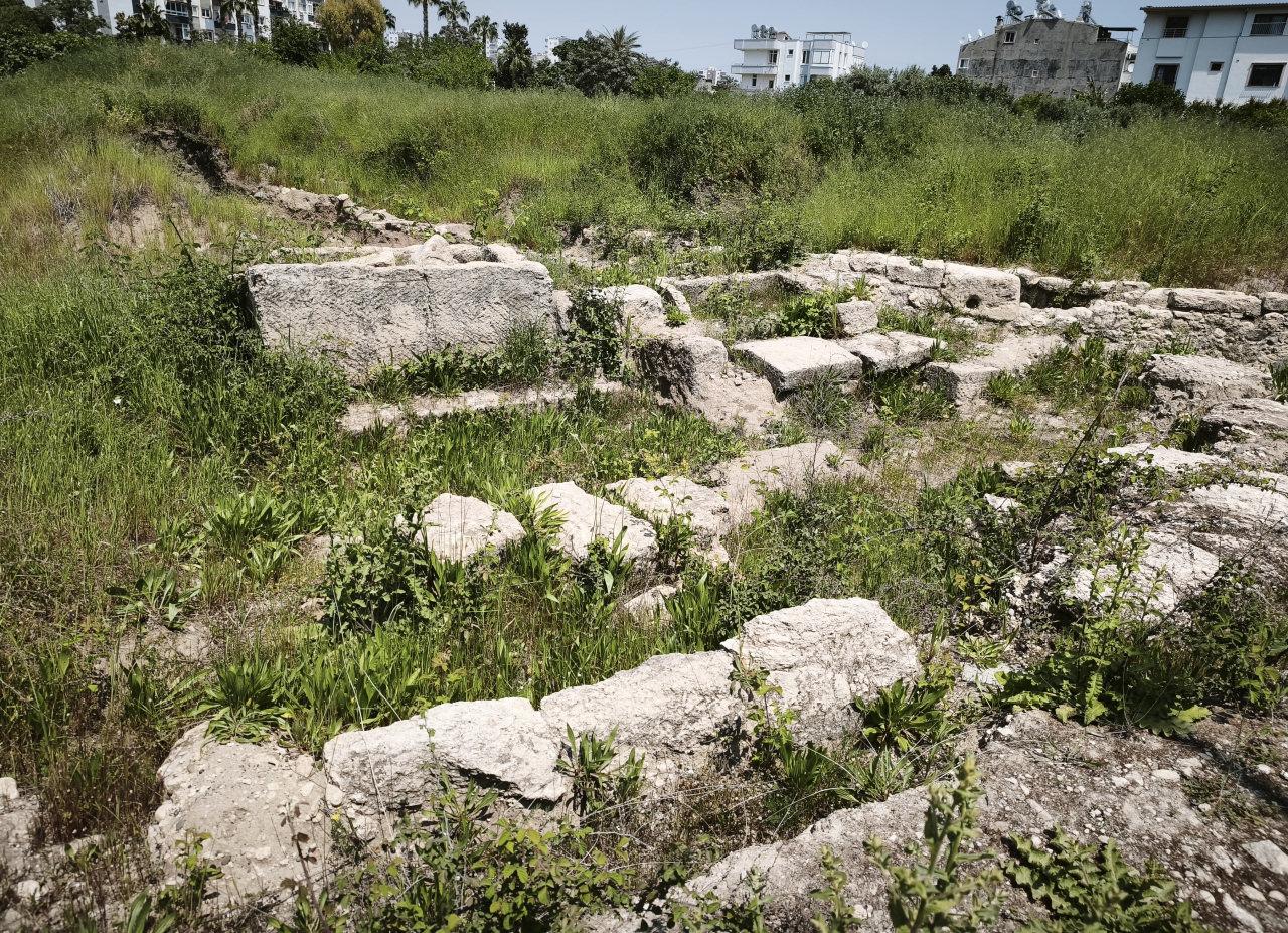 Bölgede Roma dönemine ait olduğu düşünülen mezarlar bulundu. 