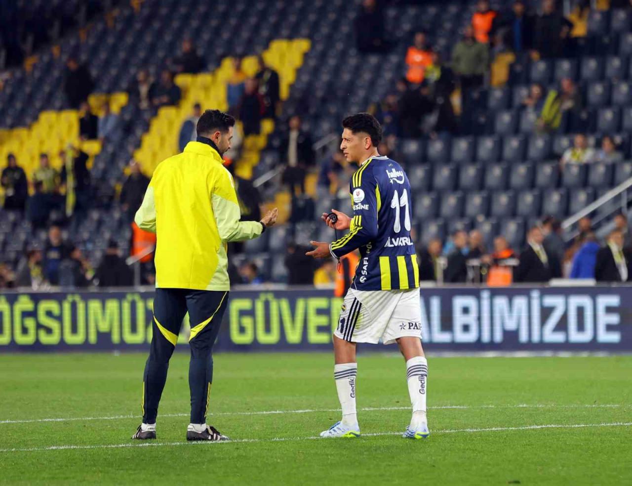 Edson Alverez maç bittikten sonra sahada rejenerasyon (yenileme) çalışması yaptı.