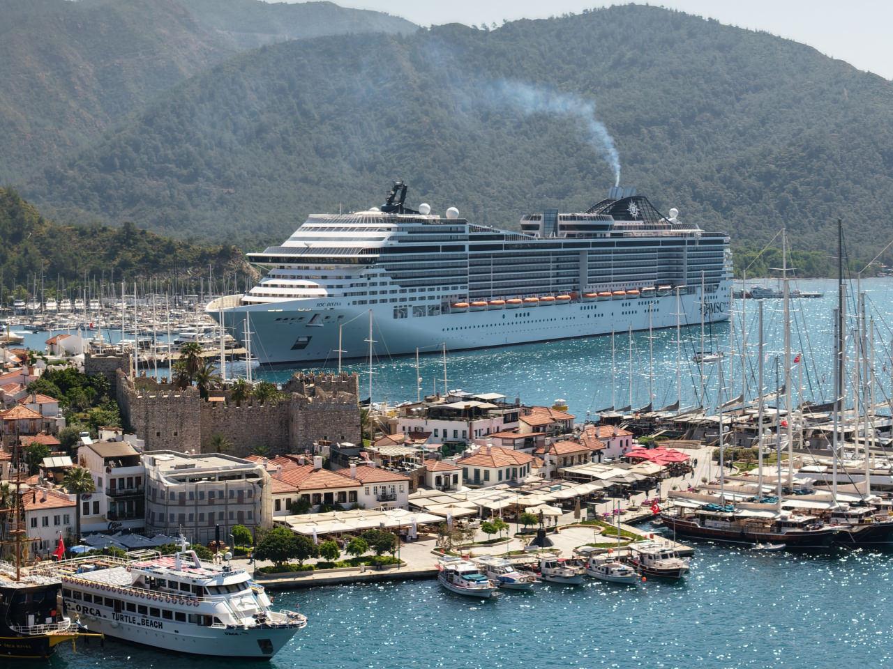 Ege limanlarında turist yoğunluğu: 8 bini aynı anda karaya çıktı!