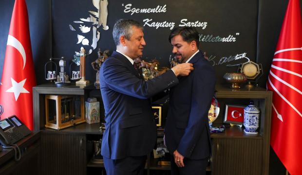 Arif Kocabıyık CHP'ye transfer oldu! Rozetini &Ouml;zg&uuml;r &Ouml;zel taktı! Partililer isyan etti