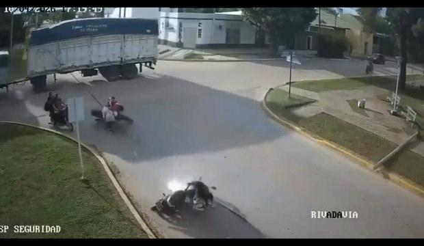 Arjantin'de kamyonun kopardığı kablo motosikletliye dolandı