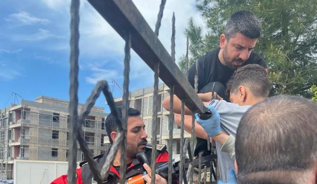 Diyarbakır'da demir korkuluk, k&uuml;&ccedil;&uuml;k &ccedil;ocuğun koluna saplandı