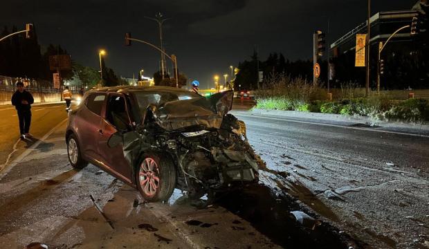 Bakırk&ouml;y&rsquo;de seyir halindeki otomobil, tıra arkadan &ccedil;arptı: 1 yaralı