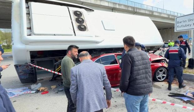 Bartın'da korkun&ccedil; kaza: Halk otob&uuml;s&uuml; otomobilin &uuml;zerine devrildi!