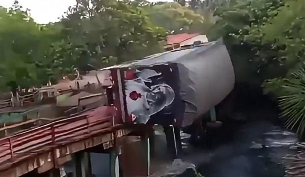 Brezilya'da korkun&ccedil; anlar: Ahşap k&ouml;pr&uuml; devrildi TIR dereye u&ccedil;tu!