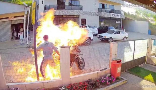 Brezilya'da motosikletini yakmak isteyen &ouml;fkeli oğul annesini alevler i&ccedil;inde bıraktı