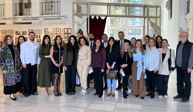 Cildimdeki Hik&acirc;ye Yarışması ile hastalığın g&ouml;r&uuml;nmeyen etkileri lif (tekstil) sanatına d&ouml;n&uuml;ş&uuml;yor