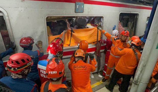 Endonezya'da yolcu trenleri &ccedil;arpıştı! &Ccedil;ok sayıda &ouml;l&uuml; ve yaralı var