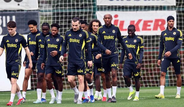 Fenerbah&ccedil;e'de futbolcular kazan kaldırdı! O ismi istemiyorlar