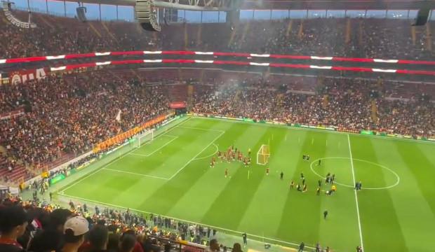 Final ma&ccedil;ı gibi antrenman! Eski yıldızlar akın etti: Tam 30 bin kişi izledi