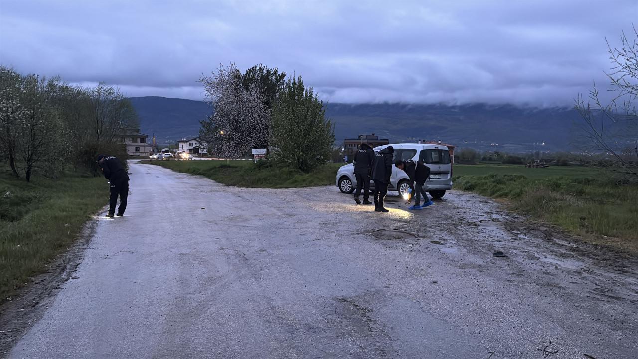 Olay yerinden kaçan 3 şüpheli yakalanarak gözaltına alındı. 