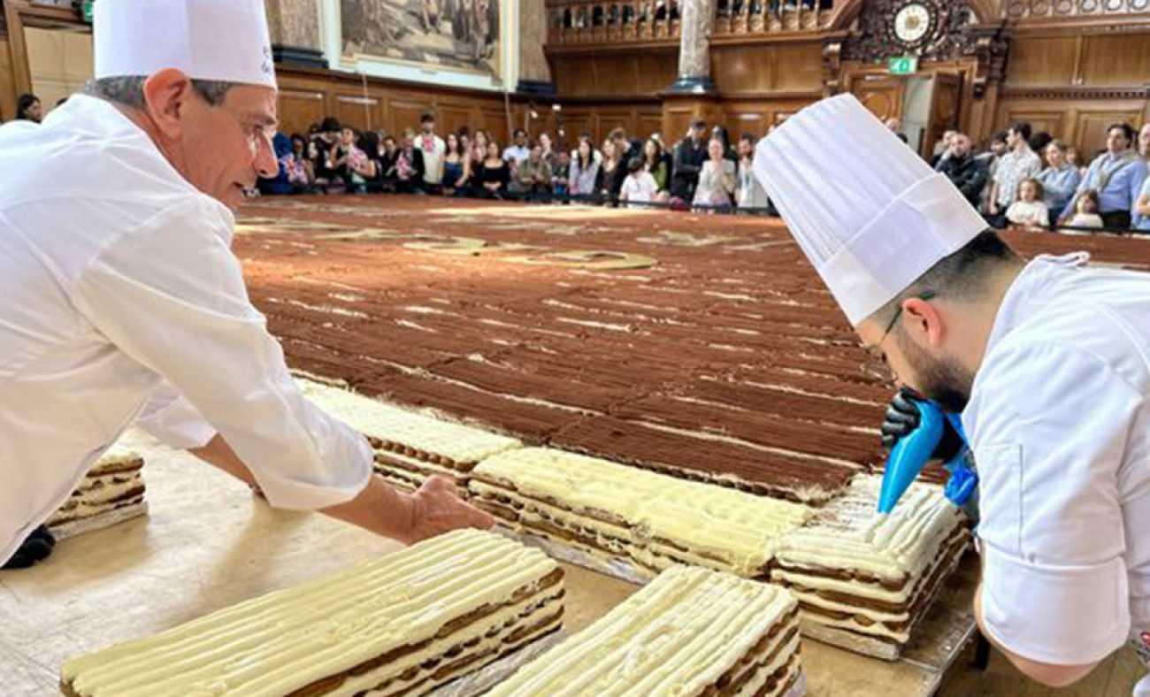 Guinness D&uuml;nya Rekorları'na girdi: "D&uuml;nyanın en uzun tiramisu" rekoru İngiltere'den geldi