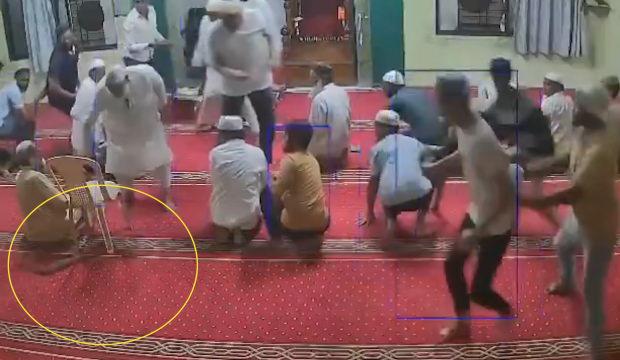 Hindistan'da camide namaz sırasında ortaya &ccedil;ıkan yılanı imam kıskıvrak yakaladı