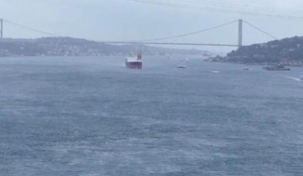 İstanbul Boğazı'nda gemi arızası! &Ccedil;ift y&ouml;nl&uuml; trafik durduruldu